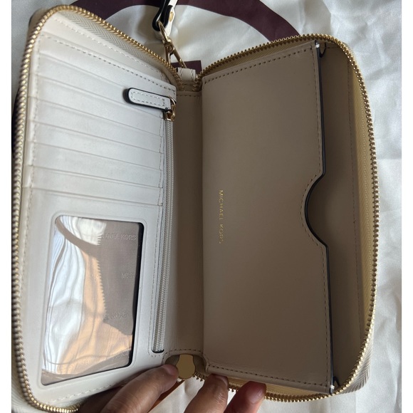 MK Wallet - Picture 3 of 11